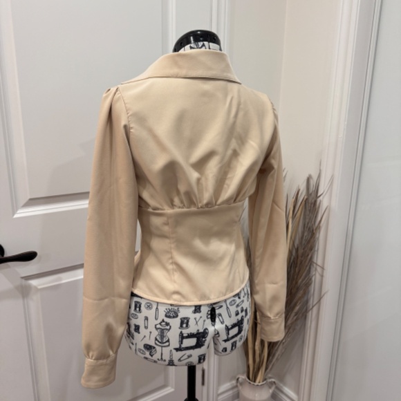 Cream Fitted Blouse with gold accents. - Picture 3 of 4